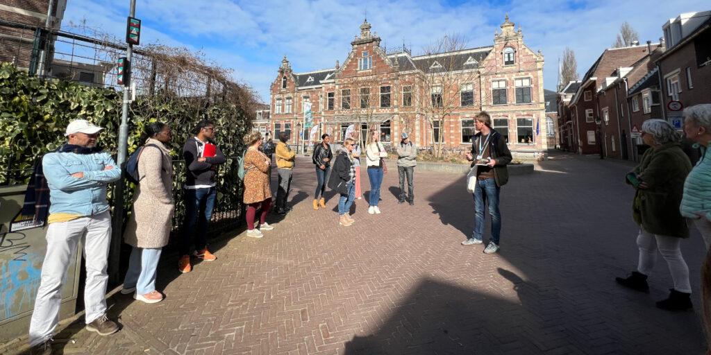 Sporen van Slavernijtour met gids Henk bij het Nieuwe Stadsweeshuis