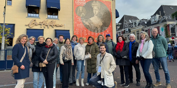 Gids Zenon tijdens een Vrouwen Tour in Leeuwarden